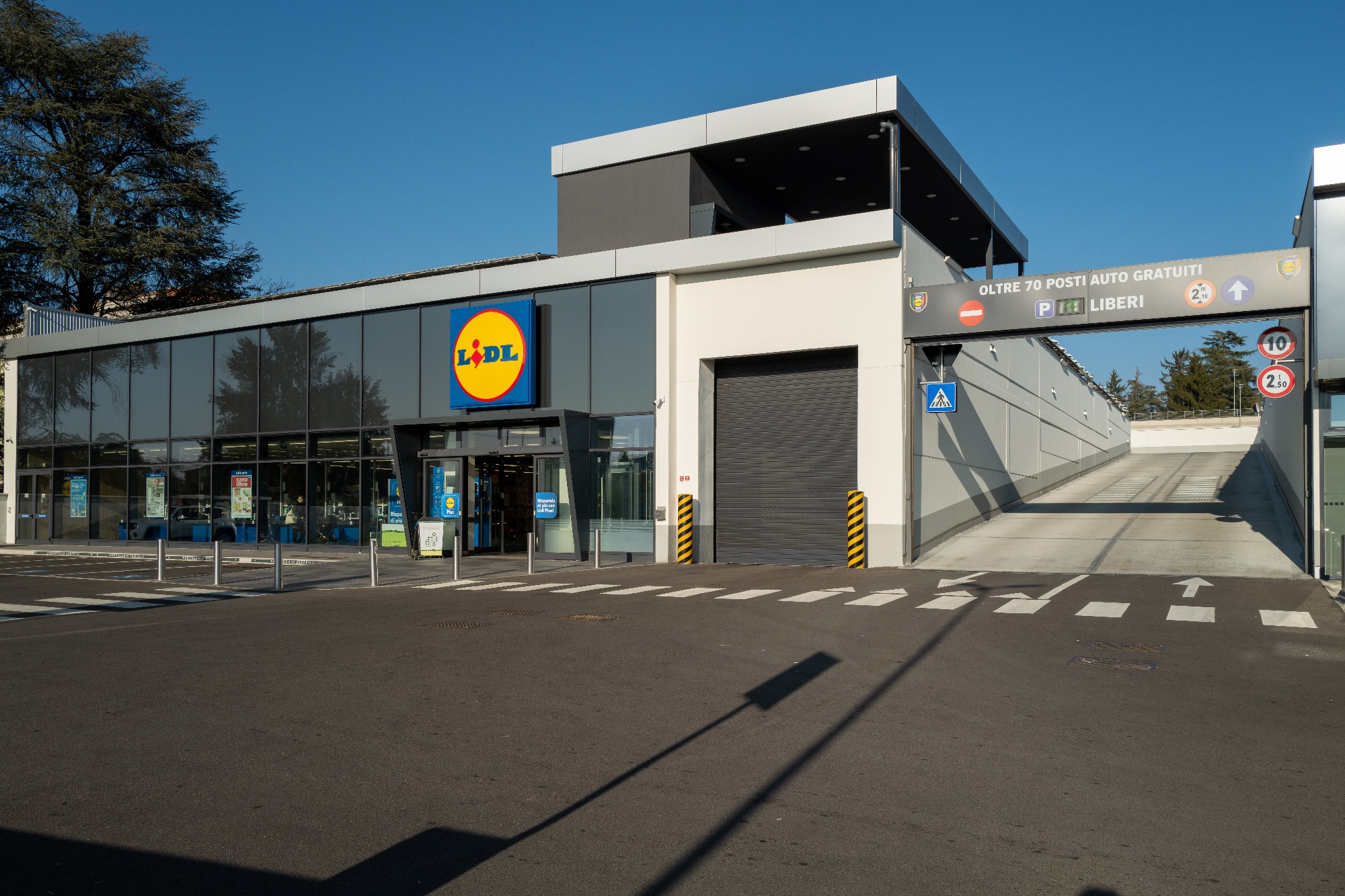 Edificio commerciale del retail park La Carbonaia a San Vittore Olona